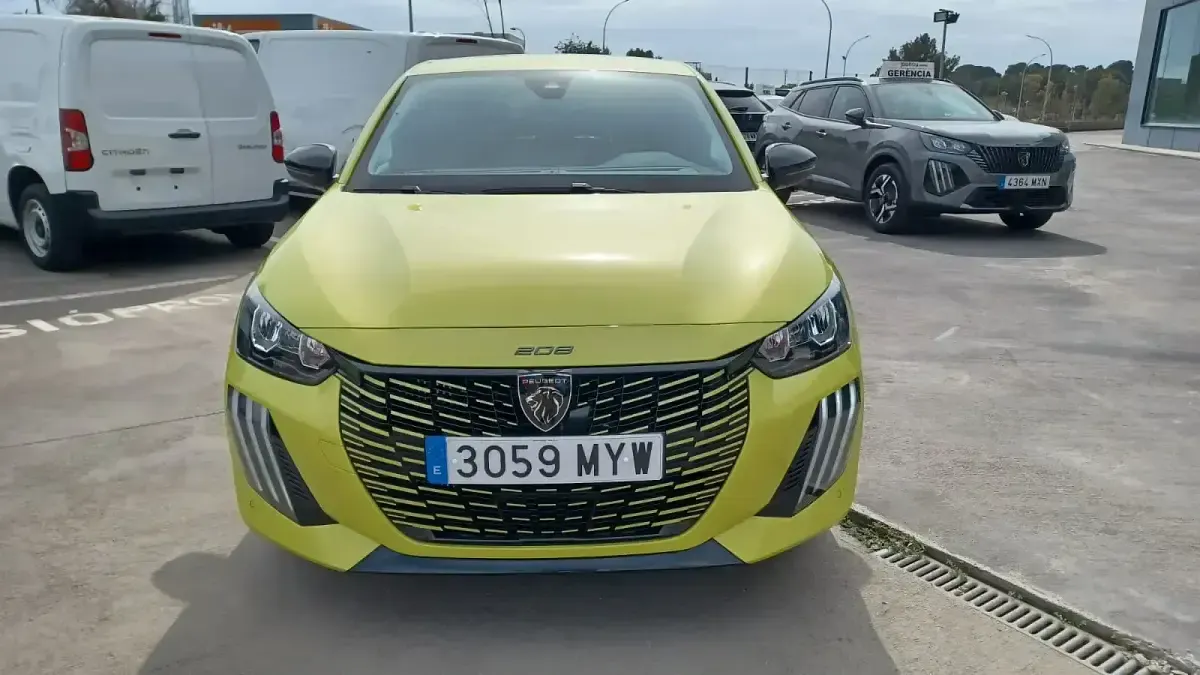 Nuevo Peugeot 208 Allure 100 CV (73 kW) 2025 Amarillo Utilitario