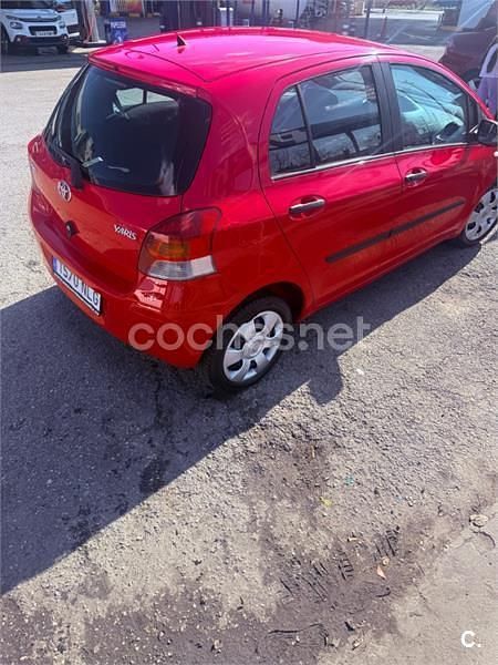 Usado Toyota Yaris 101 CV (74 kW) 2009 Rojo Utilitario