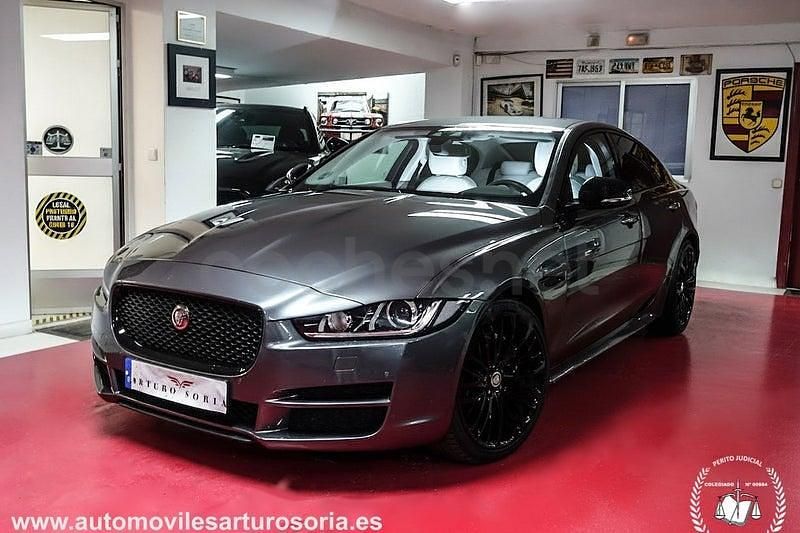 Usado Jaguar XE R-Sport 180 CV (132 kW) 2017 Gris / plata Berlina