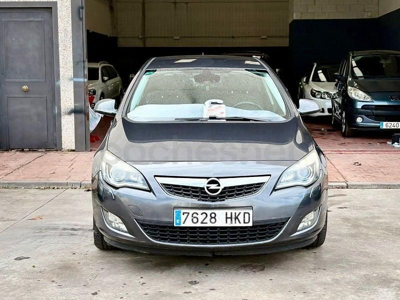 Usado Opel Astra Excellence 130 CV (95 kW) 2013 Gris / plata Berlina
