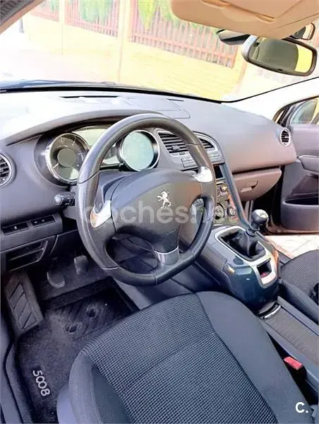 Usado Peugeot 5008 Allure 120 CV (88 kW) 2015 Gris / plata Monovolumen