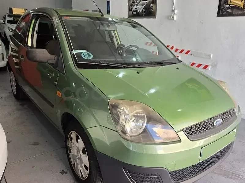 Usado Ford Fiesta Ambiente 70 CV (51 kW) 2006 Verde Utilitario