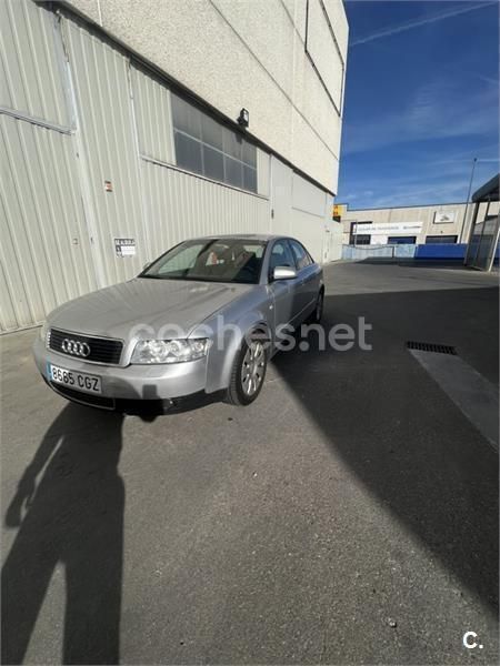 Usado Audi A4 130 CV (95 kW) 2003 Gris / plata Berlina