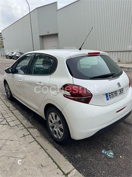 Blanco Usado 2015 Peugeot 208 Access Utilitario | 4999 € (Buen precio) - Imagen 1/3