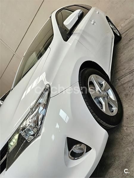 Usado Toyota Auris Active 112 CV (82 kW) 2015 Blanco Familiar