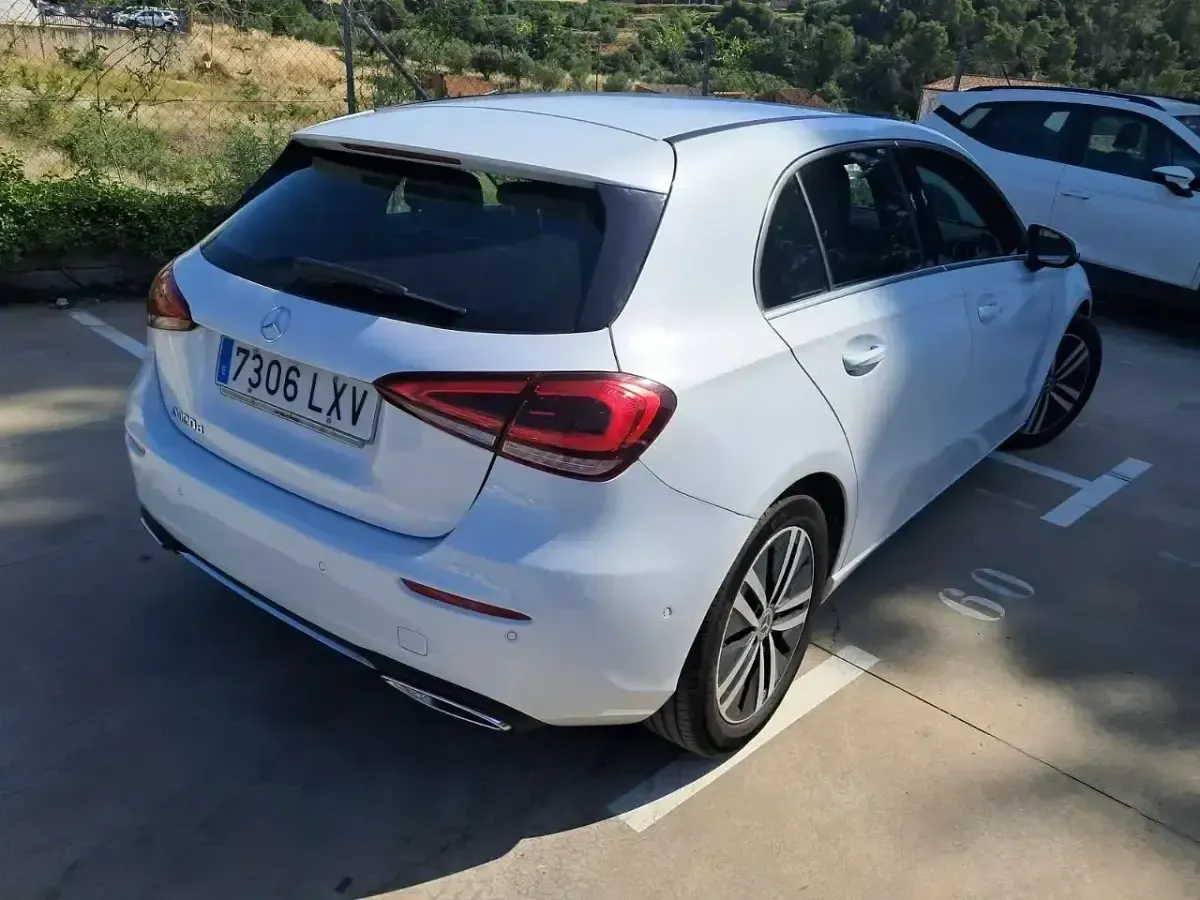 Usado Mercedes A180 116 CV (85 kW) 2022 Azul Utilitario
