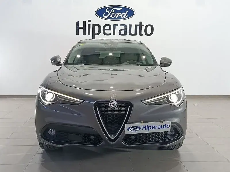 Usado Alfa Romeo Stelvio Executive 210 CV (154 kW) 2020 Gris / plata SUV