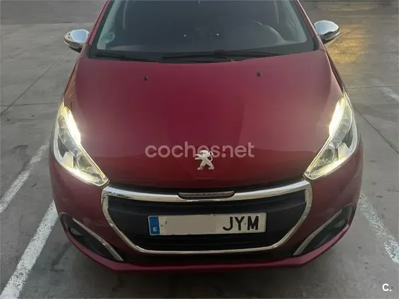 Usado Peugeot 208 Style 82 CV (60 kW) 2017 Granate Utilitario