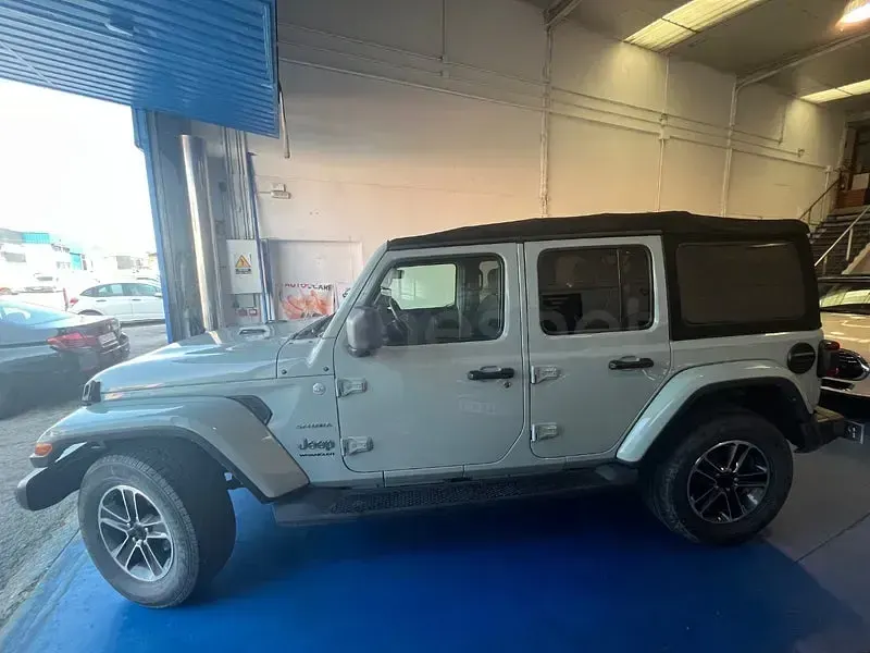 Usado Jeep Wrangler Sahara 272 CV (200 kW) 2023 Gris / plata SUV
