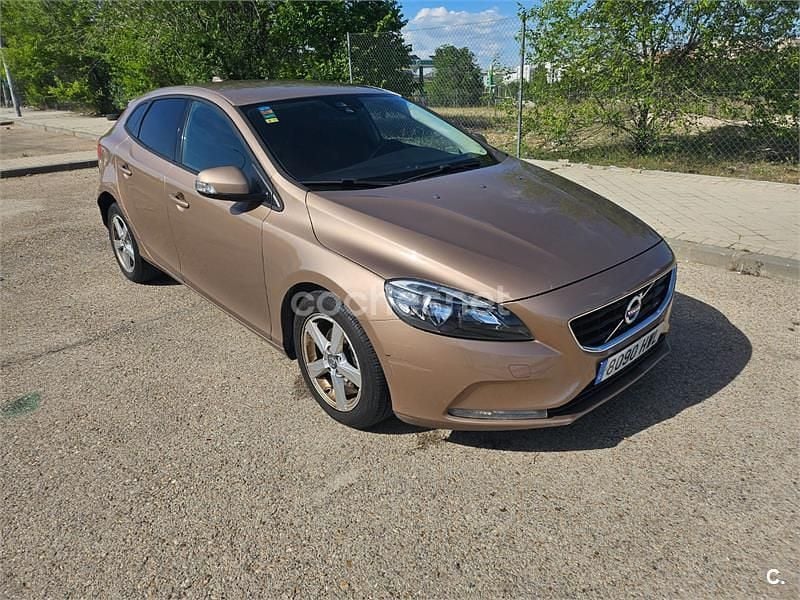 Usado Volvo V40 Kinetic 115 HP (84 kW) 2014 Bege Sedan