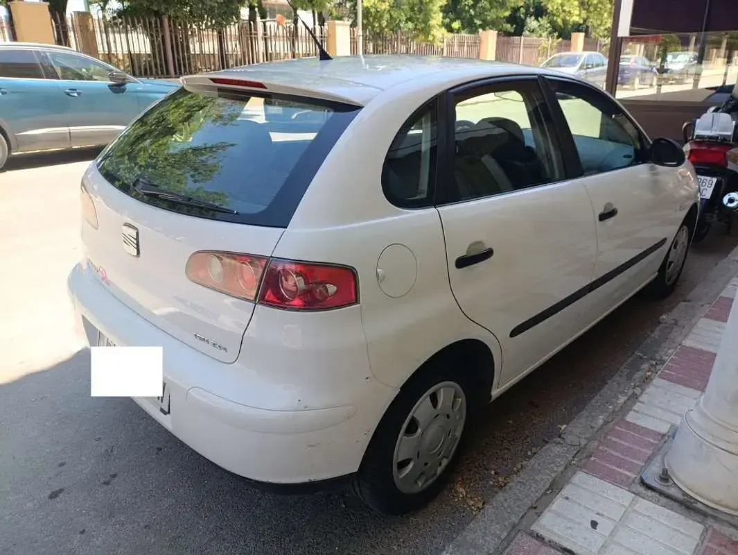 Usado Seat Ibiza 75 CV (55 kW) 2004 Blanco Utilitario