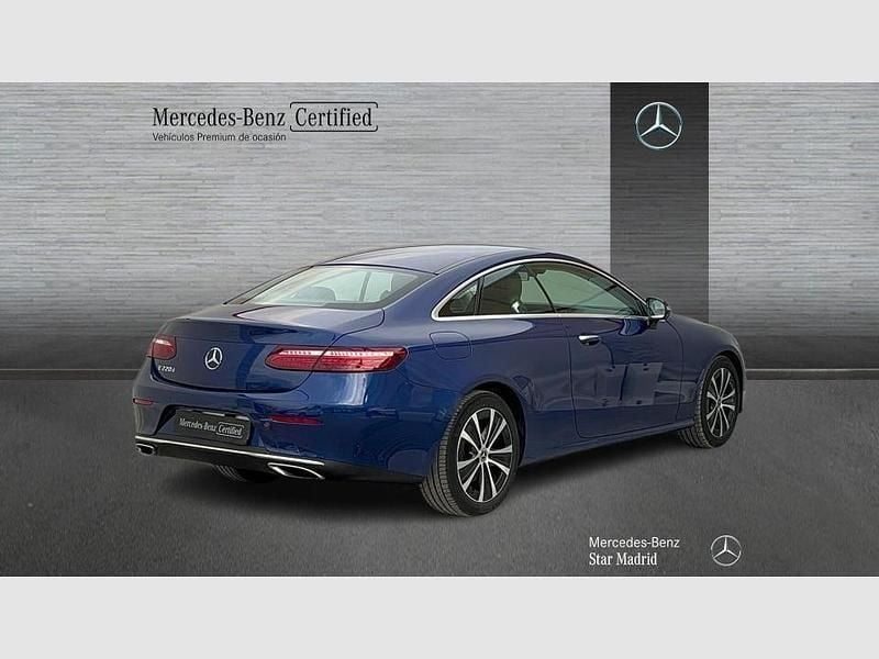 Usado Mercedes E220 Avantgarde 194 CV (142 kW) 2021 Azul cavansita (metalizada) Coupe