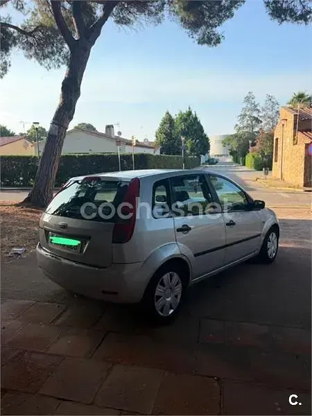 Usado Ford Fiesta Ambiente 70 CV (51 kW) 2002 Gris / plata Utilitario
