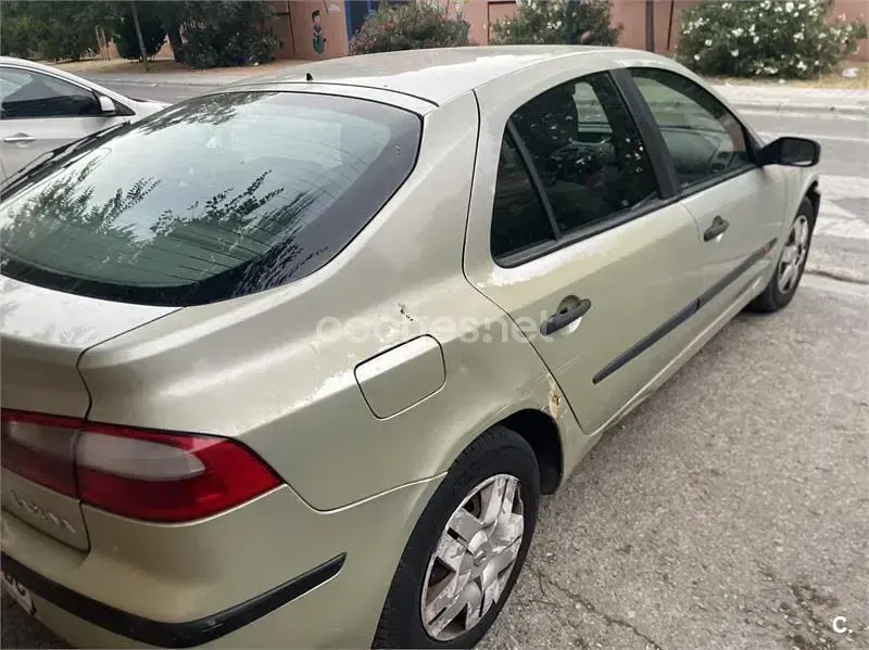 Usado Renault Laguna II Authentique 110 CV (80 kW) 2004 Gris / plata Berlina