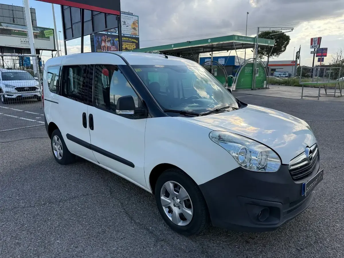 Usado Opel Combo Selective 90 CV (66 kW) 2015 Blanco Monovolumen