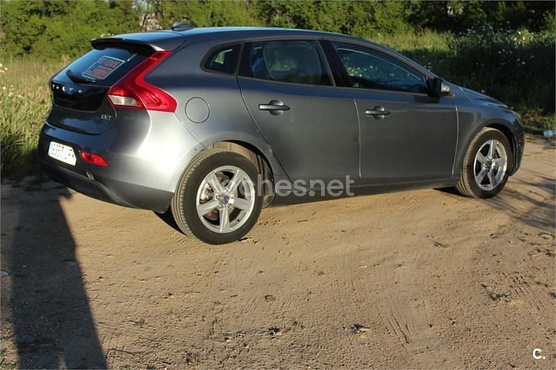 Usado Volvo V40 Kinetic 120 CV (88 kW) 2015 Gris / plata Berlina