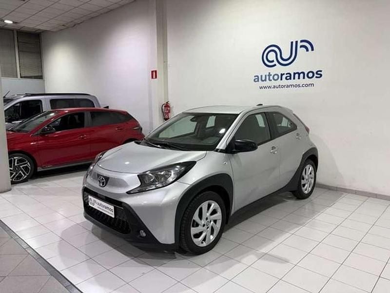 Usado Toyota Aygo X-play 72 CV (52 kW) 2024 Gris Utilitario