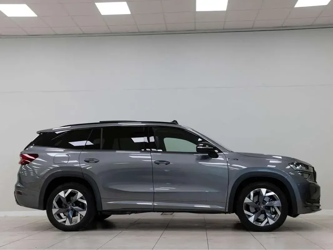 Usado Skoda Kodiaq SportLine 193 CV (141 kW) 2025 Gris SUV