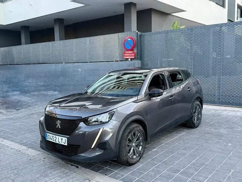 Usado Peugeot 2008 Active 110 CV (80 kW) 2022 Gris / plata SUV