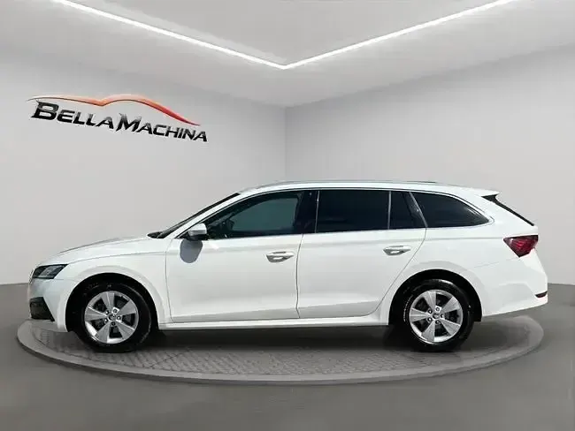 Usado Skoda Octavia Ambition 150 CV (110 kW) 2021 Blanco Familiar