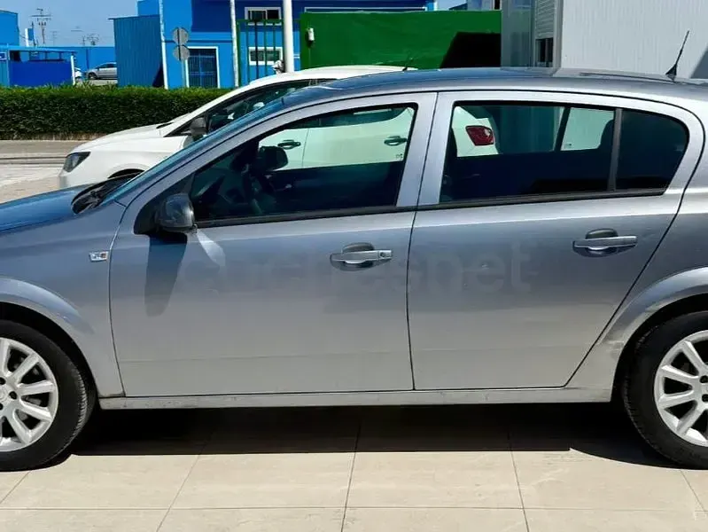 Usado Opel Astra Essentia 90 CV (66 kW) 2005 Gris / plata Berlina
