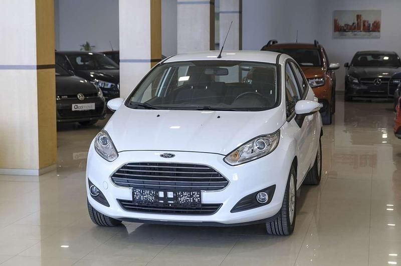 Usado Ford Fiesta Trend 82 CV (60 kW) 2016 Blanco Utilitario