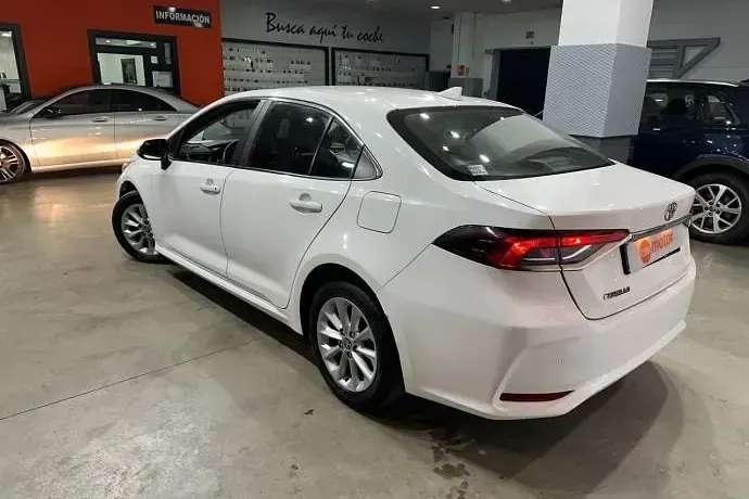 Usado Toyota Corolla Sol 126 CV (92 kW) 2023 Blanco Berlina