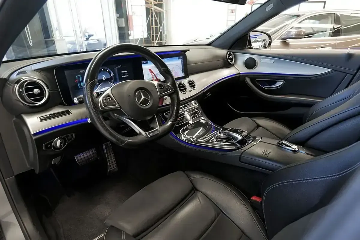 Usado Mercedes E220 194 CV (142 kW) 2016 Gris Berlina