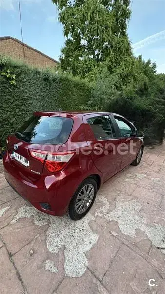 Usado Toyota Yaris Hybrid Advance 100 CV (73 kW) 2018 Granate Berlina