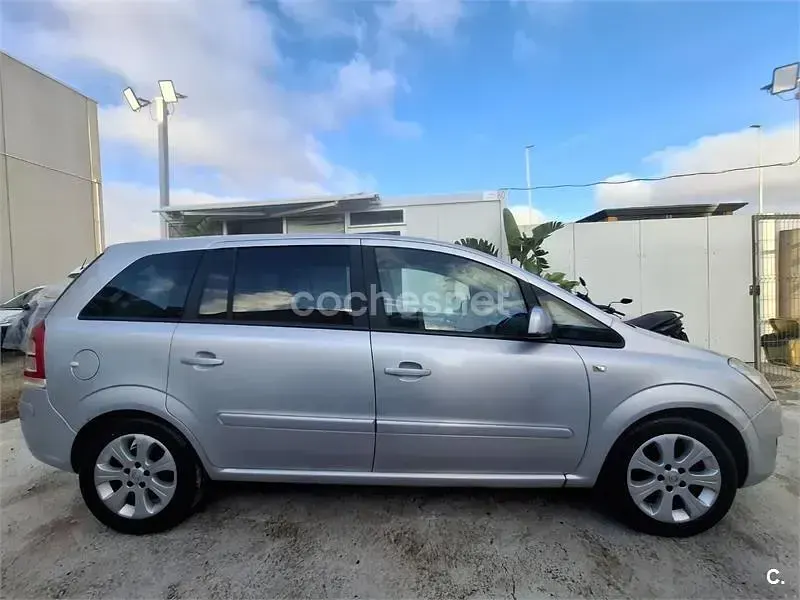 Usado Opel Zafira Essentia 110 CV (80 kW) 2010 Gris / plata Monovolumen