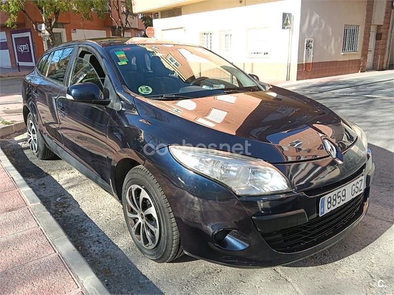 Usado Renault Mégane GrandTour Dynamique 105 CV (77 kW) 2010 Azul Familiar