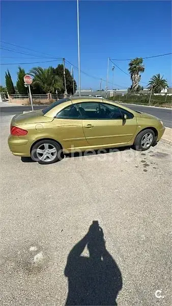Usado Peugeot 307 CC 110 CV (80 kW) 2004 Amarillo Descapotable