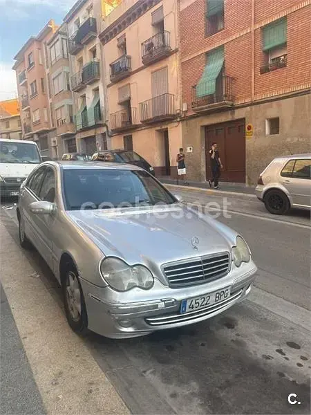 Usado Mercedes C220 Elegance 125 CV (91 kW) 2001 Gris / plata Berlina