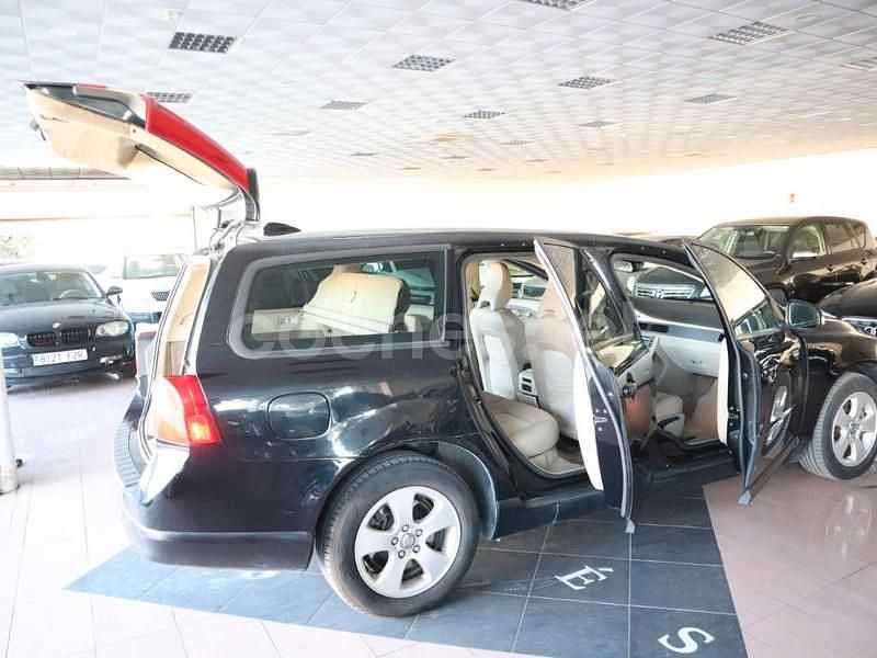 Usado Volvo V70 Momentum 136 CV (100 kW) 2009 Negro Familiar