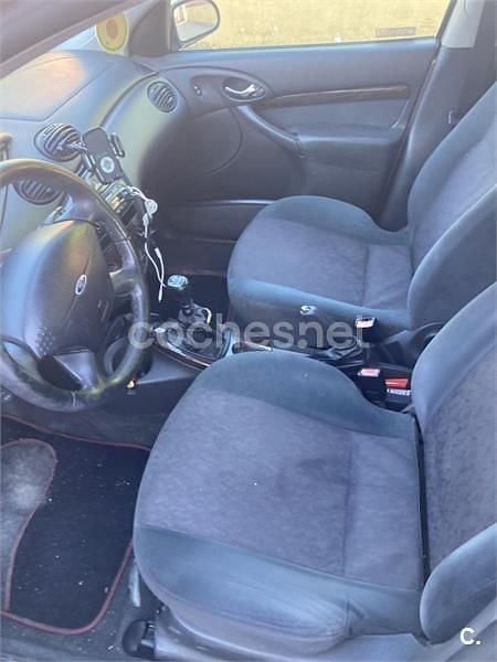 Usado Ford Focus Ghia 90 CV (66 kW) 2000 Gris / plata Familiar