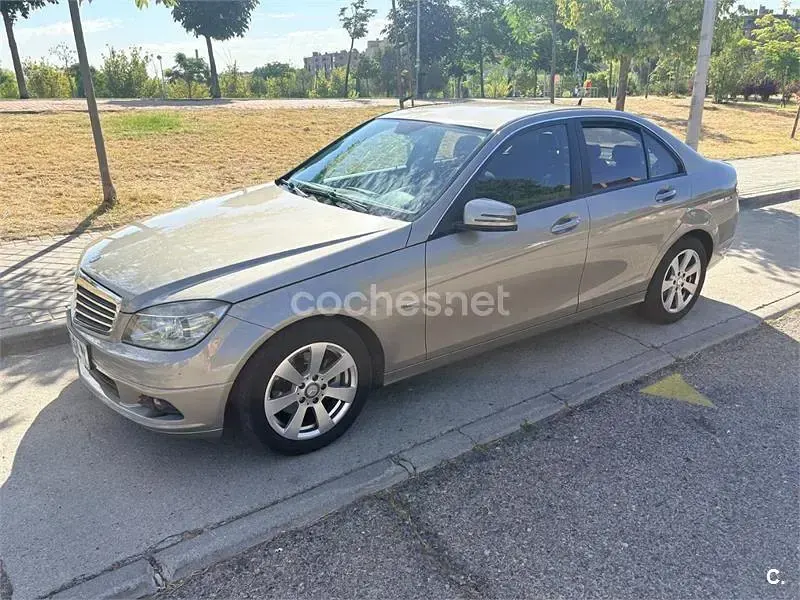 Usado Mercedes C200 Elegance 136 CV (100 kW) 2009 Gris / plata Berlina