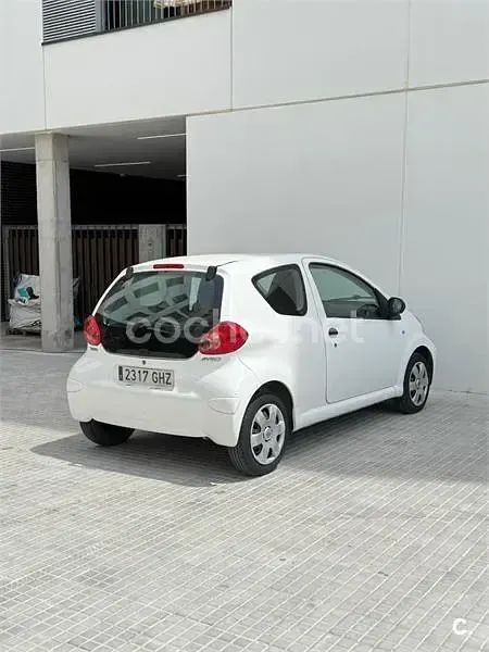Usado Toyota Aygo 68 CV (50 kW) 2009 Blanco Utilitario
