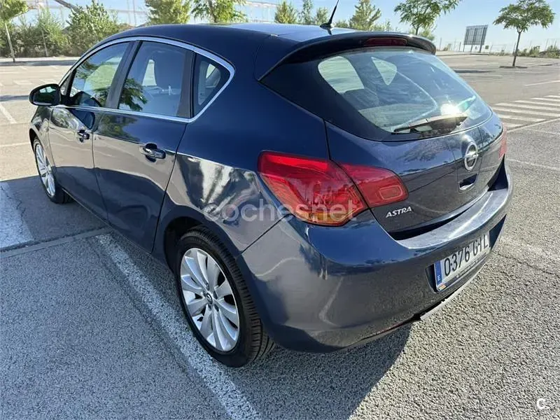 Usado Opel Astra Cosmo 115 CV (84 kW) 2010 Azul Berlina