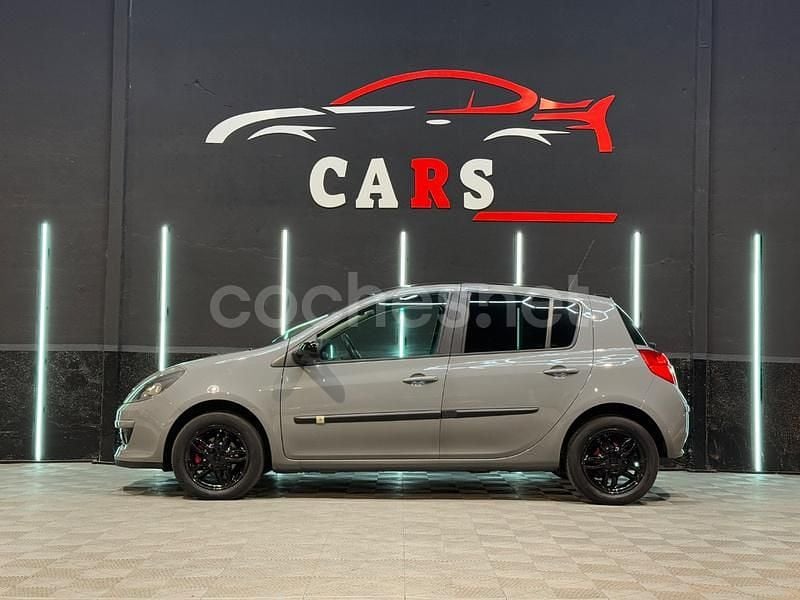Usado Renault Clio II Dynamique 85 CV (62 kW) 2007 Gris / plata Berlina