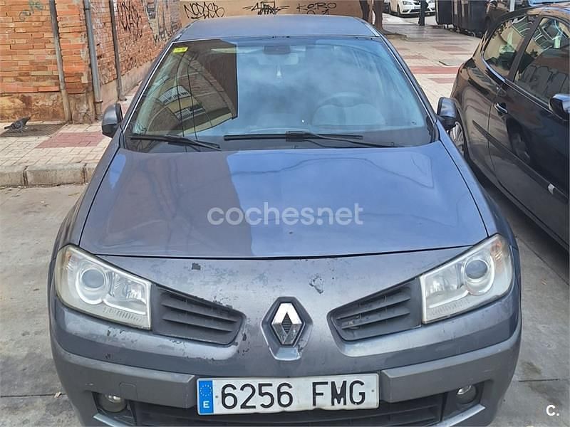 Gris / plata Usado 2007 Renault Mégane II Dynamique Berlina | 2050 € (Buen precio) - Imagen 1/4