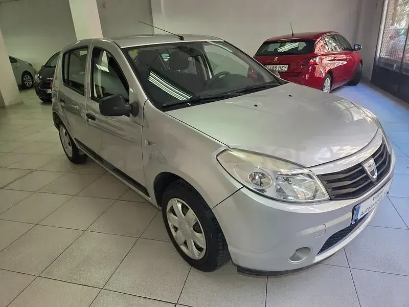 Usado Dacia Sandero Ambiance 75 CV (55 kW) 2010 Gris / plata Berlina
