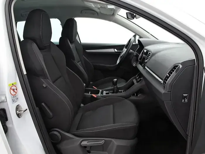 Usado Skoda Karoq Selection 110 CV (80 kW) 2024 Blanco SUV