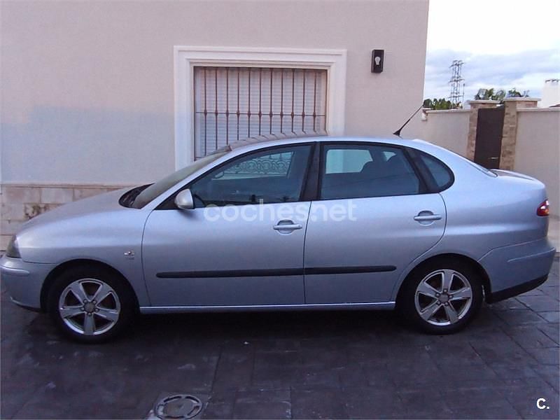 Usado Seat Cordoba 100 CV (73 kW) 2009 Gris / plata Berlina