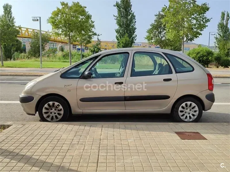 Usado Citroën Xsara Picasso Exclusive 90 CV (66 kW) 2003 Beige Monovolumen