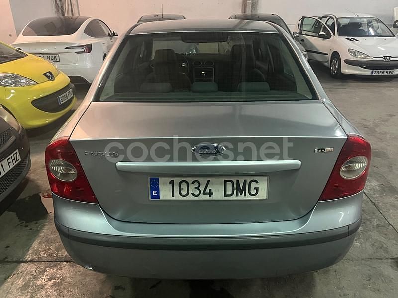 Usado Ford Focus Trend 109 CV (80 kW) 2005 Gris / plata Berlina