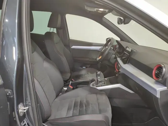 Usado Seat Arona FR 115 CV (84 kW) 2024 Gris SUV