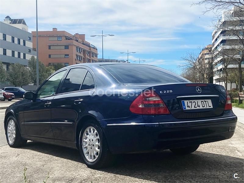 Usado Mercedes E220 Elegance 150 CV (110 kW) 2005 Azul Berlina