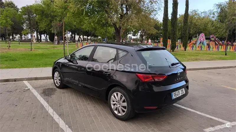 Usado Seat Leon Reference 105 CV (77 kW) 2015 Negro Berlina