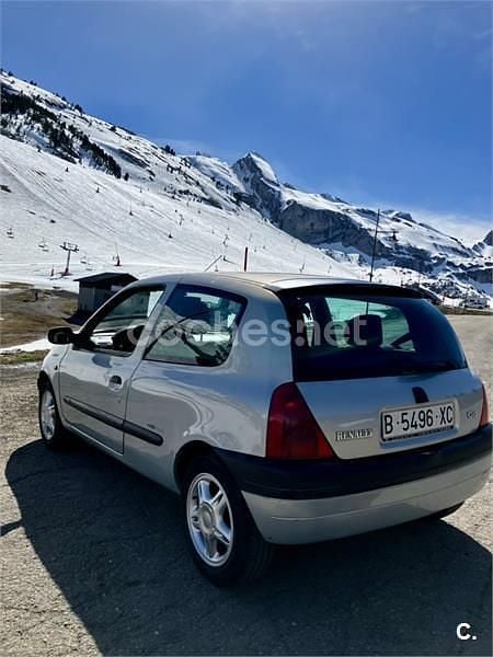 Usado Renault Clio II 98 CV (72 kW) 2000 Gris / plata Berlina