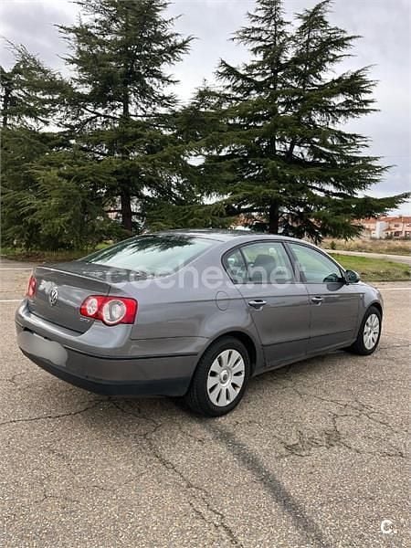 Usado VW Passat Advance 140 CV (102 kW) 2007 Gris / plata Familiar